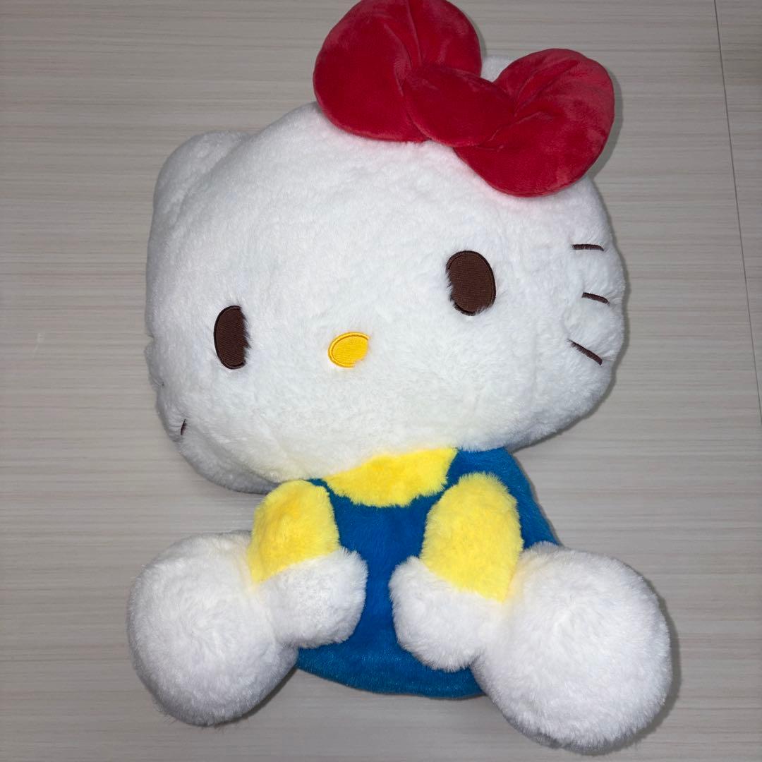 Sanrio Hello Kitty Sitting Doll GJ