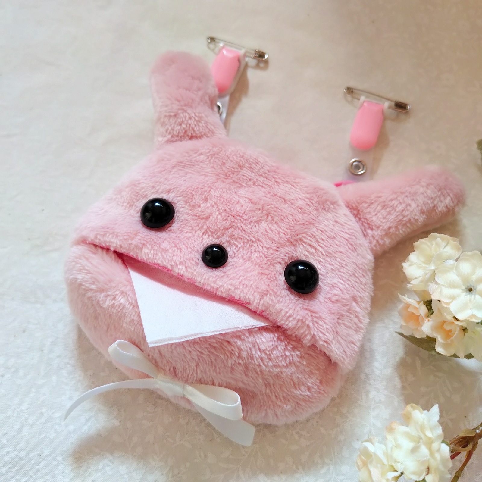 从嘴里拿出纸巾的动物移动口袋 * 粉色兔子