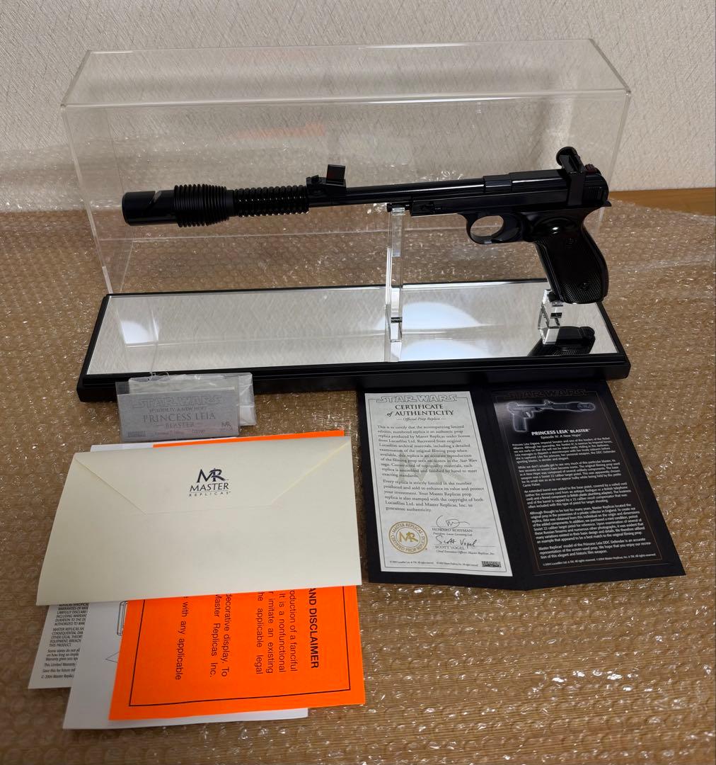 Master Replica Star Wars Princess Leia Blaster 7/2500 with Transport Case