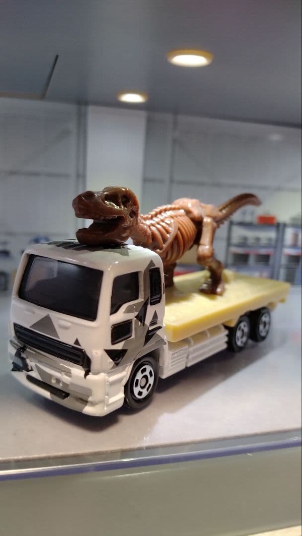 Tomica Dinosaur Transport Truck