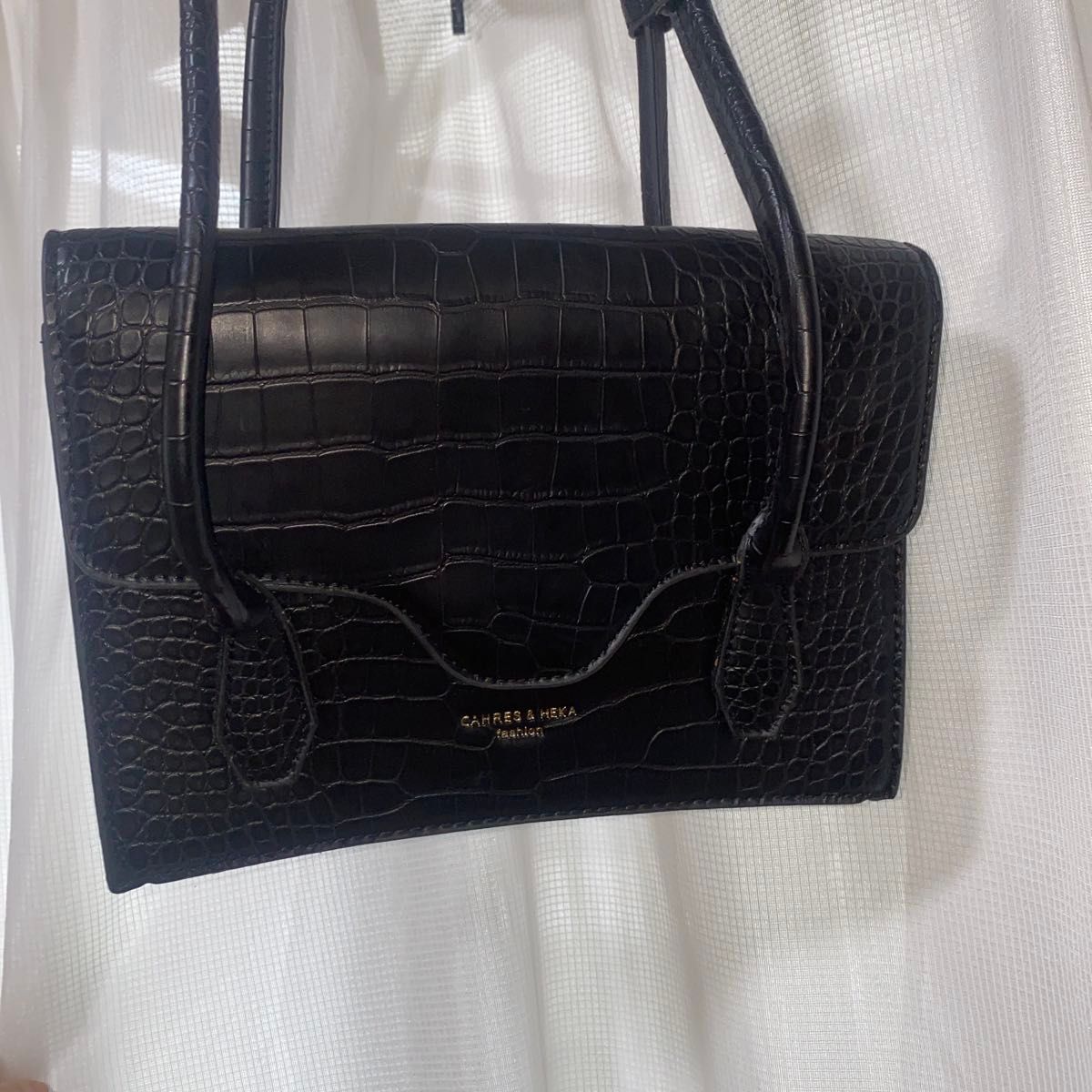 CAHRES & HEKA Crocodile-Embossed 2-Way Shoulder Bag, Black