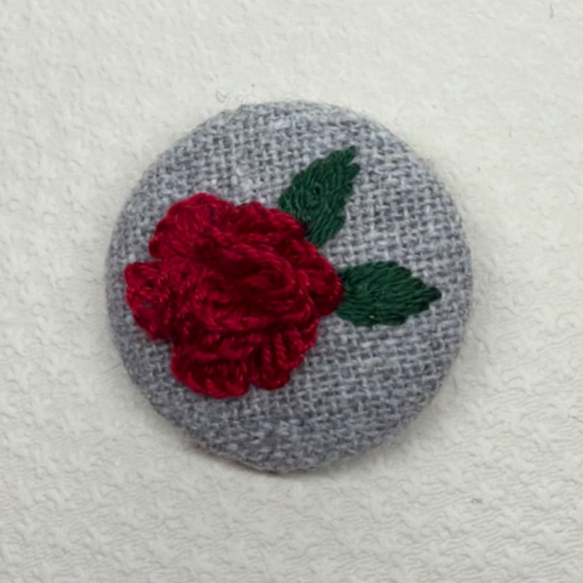 刺繍ブローチミニ オリジナル ハンドメイド 手刺繍 くるみボタン 立体刺繍 赤い薔薇 レッド×グレー