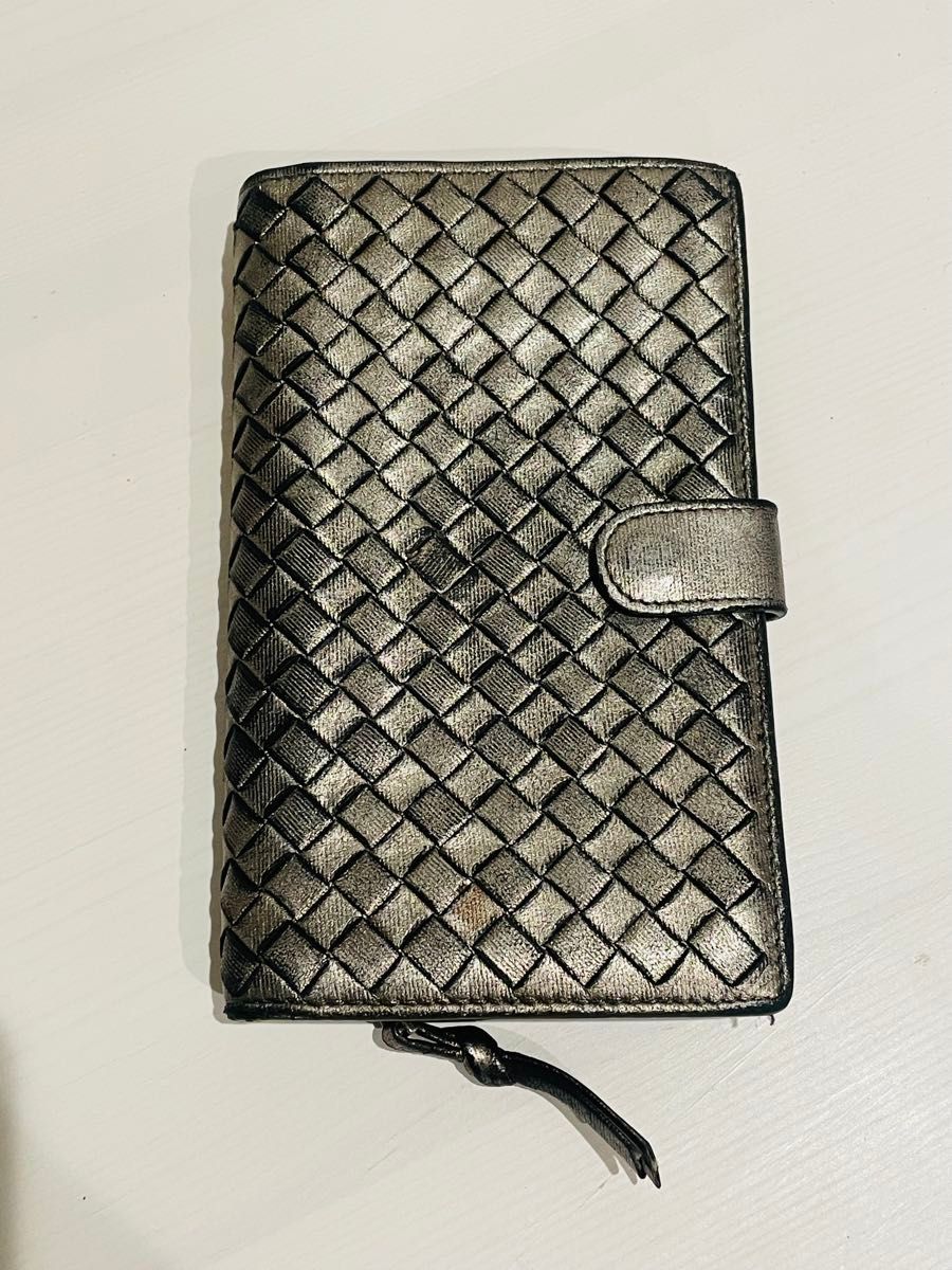 葆蝶家 皮革编织款 双折钱包 金属灰色