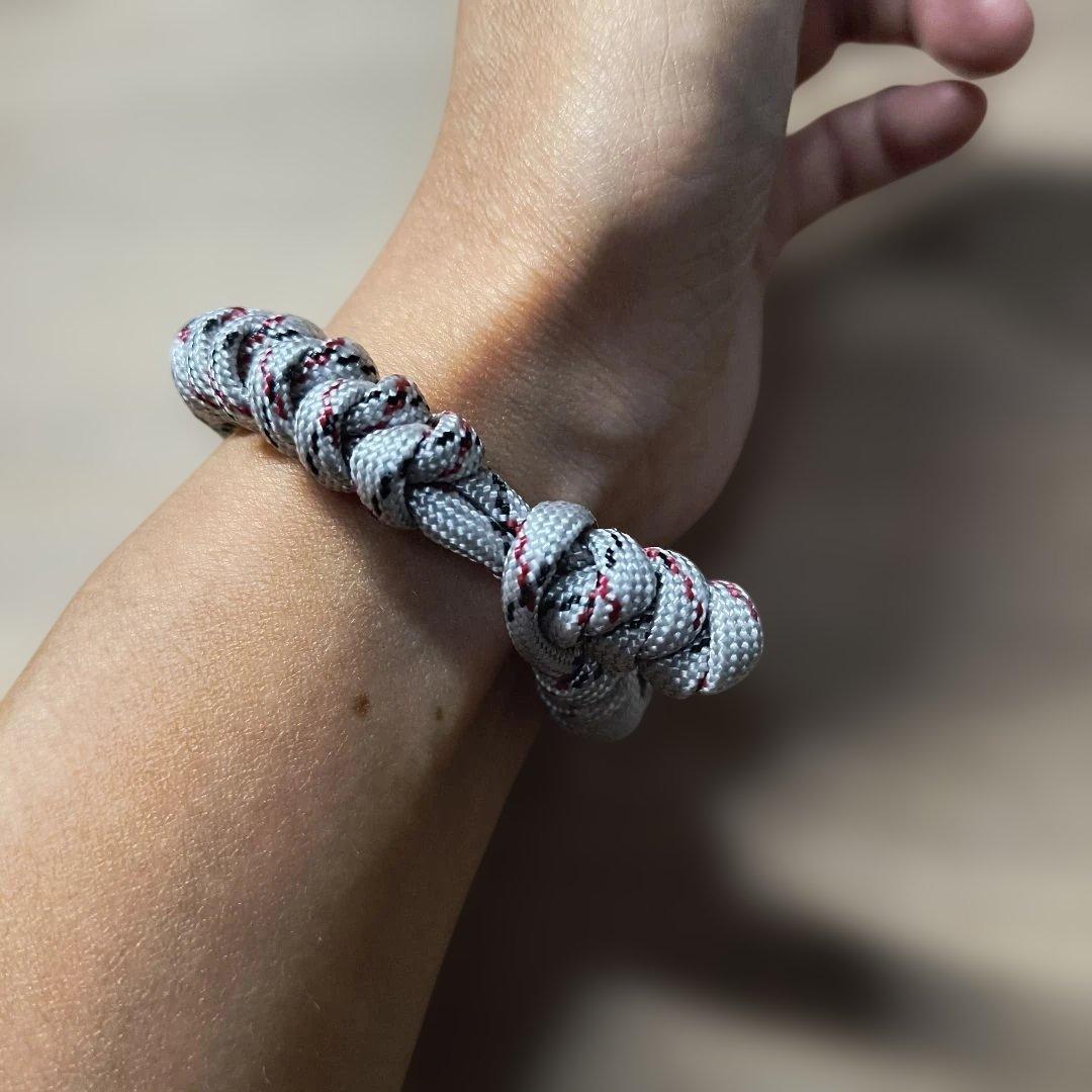 【Handmade: Paracord Bracelet with Snake Knot in Gray Tones 21cm