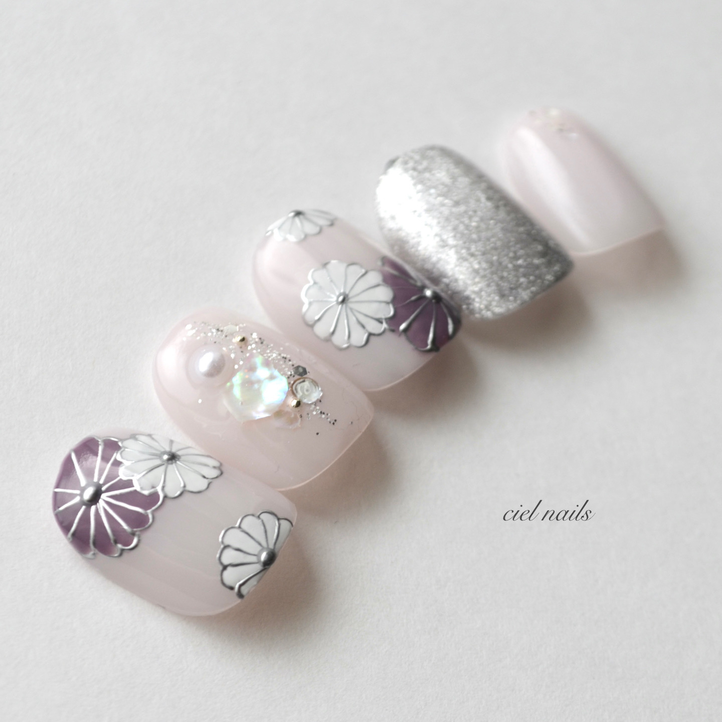 Recommended for traditional Japanese attire! Chrysanthemum-patterned Japanese nail tips - Perfect for coming-of-age ceremonies, graduations, wedding photo shoots, bridal events, furisode kimono, and hakama.
