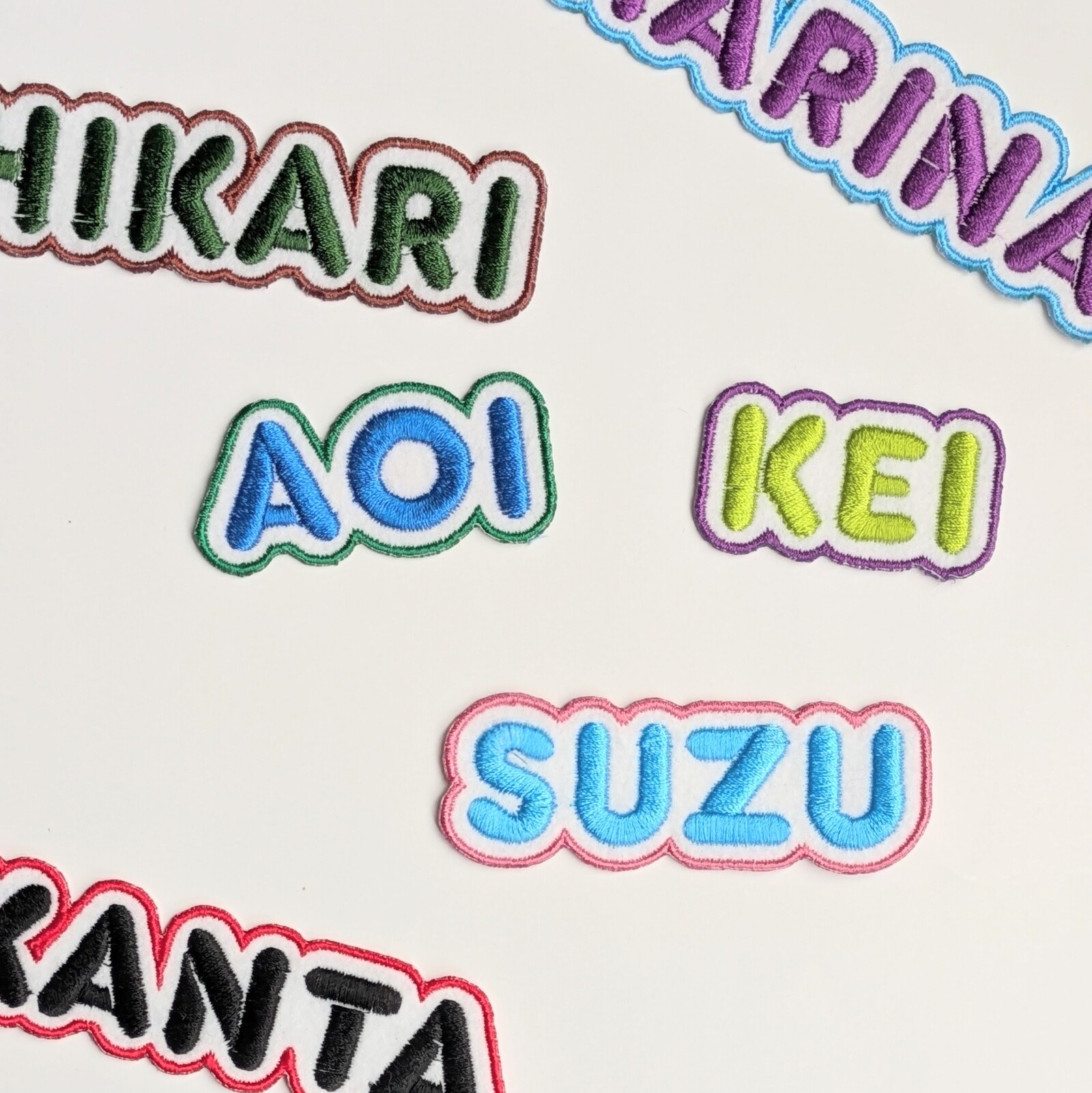 可選顏色簡約刺繡姓名貼布 羅馬拼音 保育園 幼稚園 入園 男孩 女孩 應援用 T恤