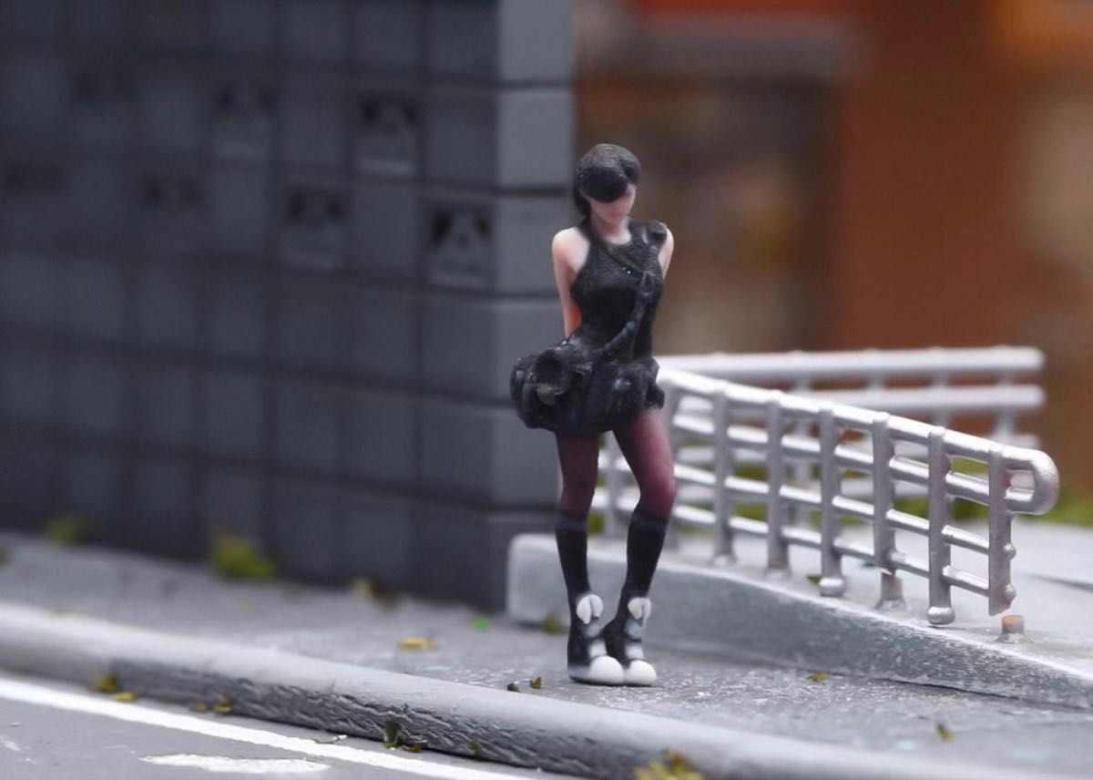 1/64 Scale Painted Female Miniature Figure for Diorama