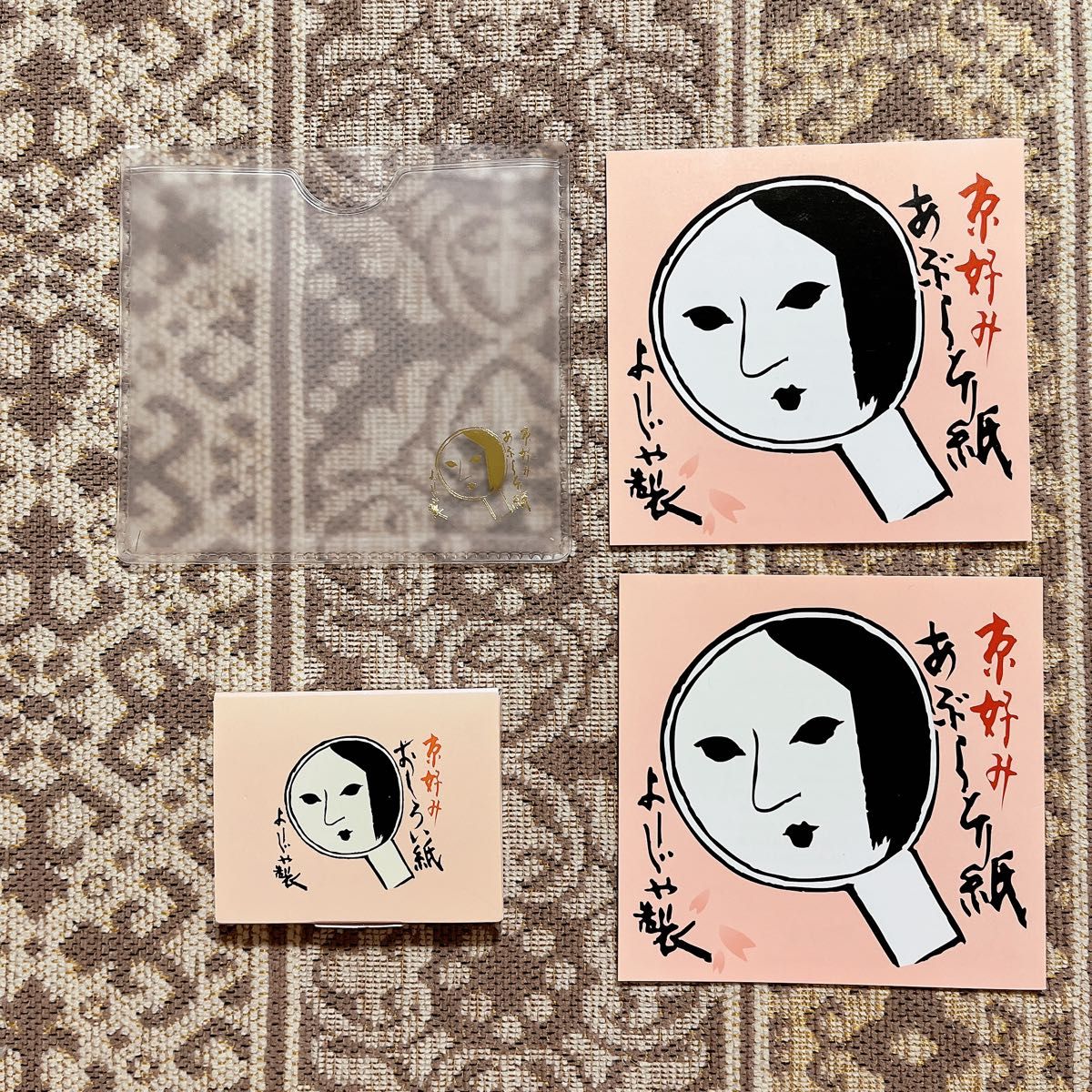 Yoji和油炸纸粉纸桃的颜色粉红色