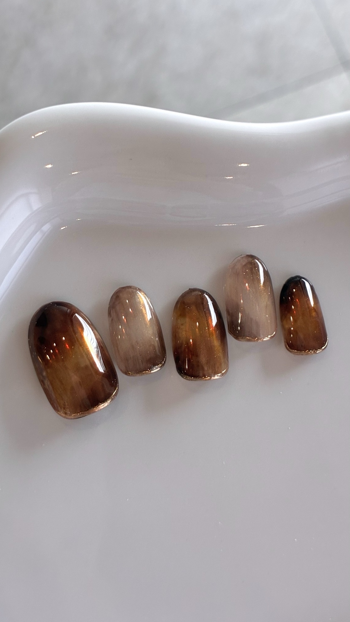 【Memory shape | Tortoiseshell gloss nuance | Nail tips | Brown | Autumn nails | Mature nails
