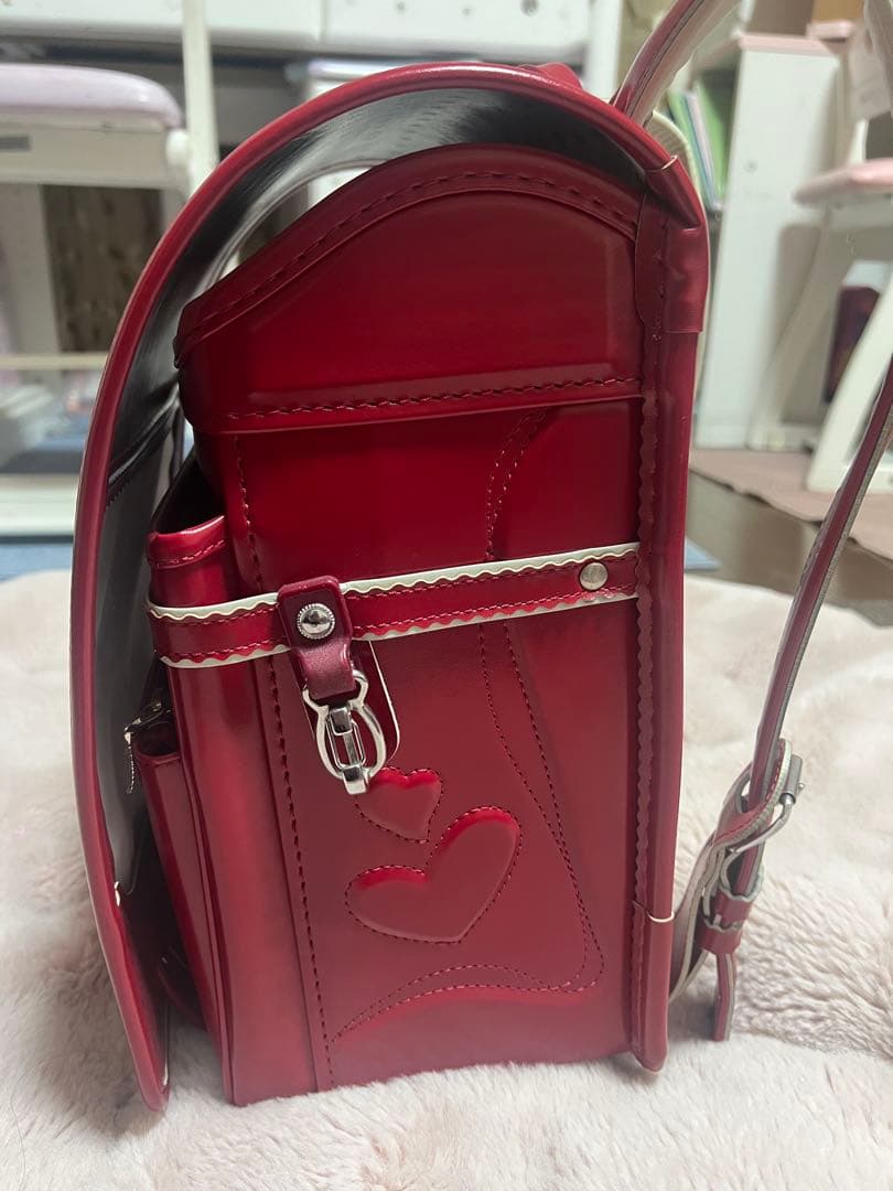 Red heart-embroidered randoseru, extremely lightweight (Made in Japan), includes a gift