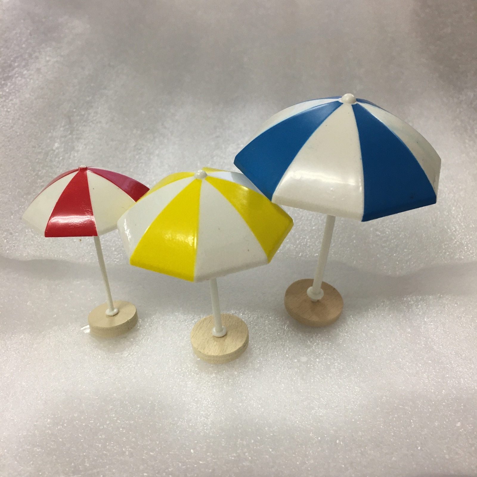 1个沙滩遮阳伞 泳池 海水浴 迷你沙滩用品 定制玩偶用品 娃娃屋 与沙滩椅、躺椅等搭配极佳 尺寸(S M L) 颜色(黄色 蓝色 红色)