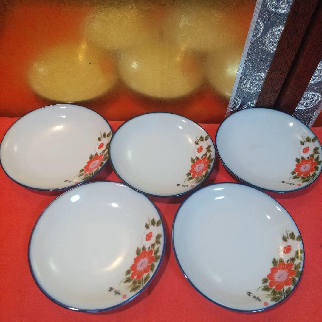 昭和时期手工绘制的小碟，共五件稀有的工艺作品。出自山形县米泽市的一座古民居。