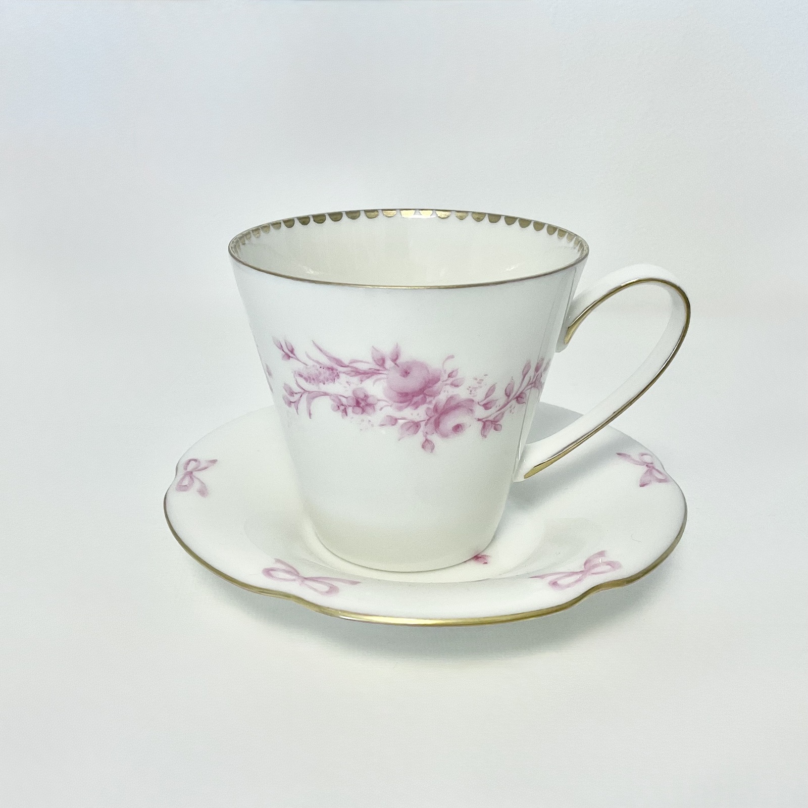 手绘粉色玫瑰花与丝带图案的茶杯