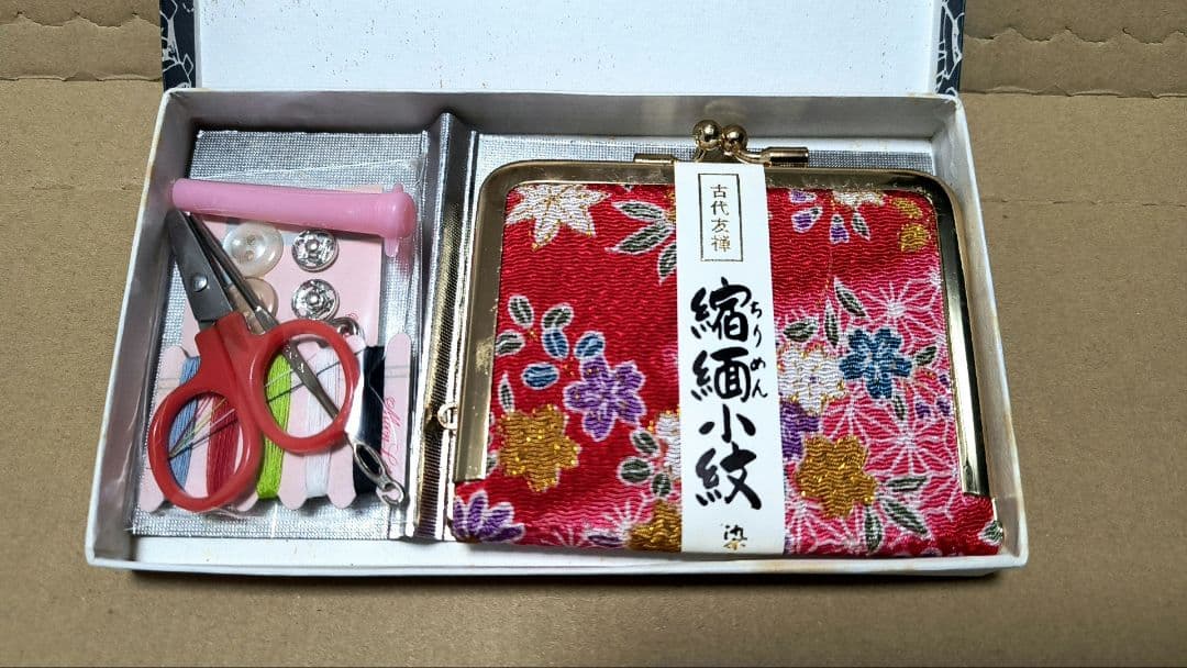 【Unused Antique Yuzen Crepe Portable Sewing Kit with Japanese Pattern Gama-guchi Pouch