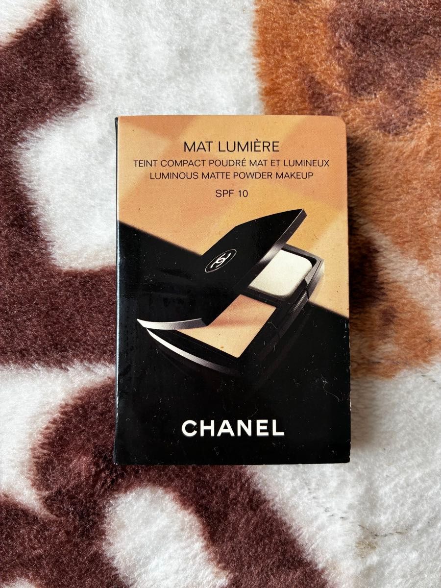 CHANEL 香奈儿 MAT LUMIERE 哑光光泽粉饼 SPF10