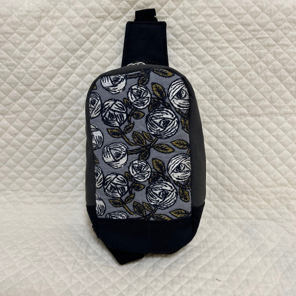 ミナペルホネン　ハンドメイド　BOXタイプボディバッグ rosyグレー