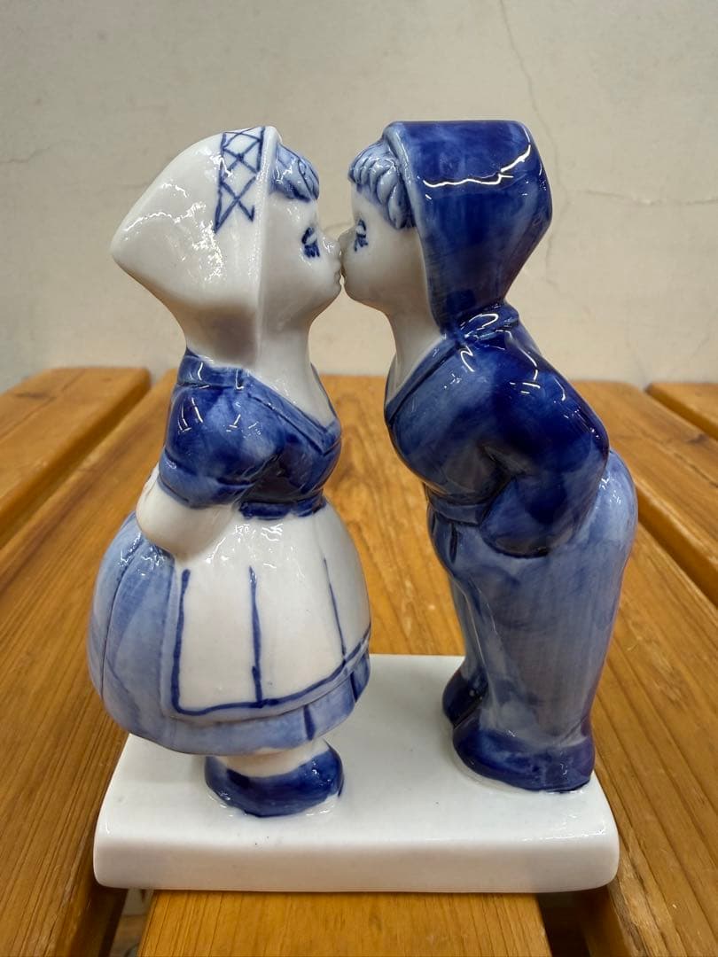 HOLLAND ★☆ Kiss Figurine Western Ceramics Dutch Delft Blue