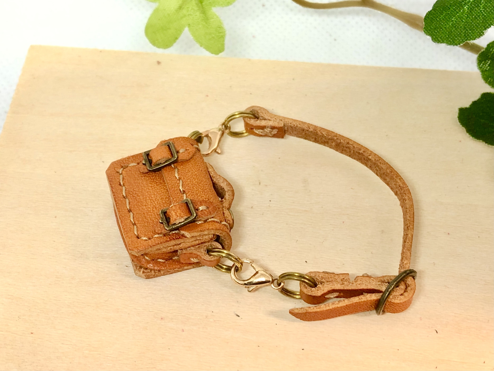 皮革工艺　带金属配件的微型小包　micro  bag.