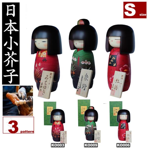 Kokeshi by Fujikawa Masae Michiyuki, Izuno, Beni Tsubaki Small *Attached wooden tag will be discontinued once sold out. Please understand in advance.