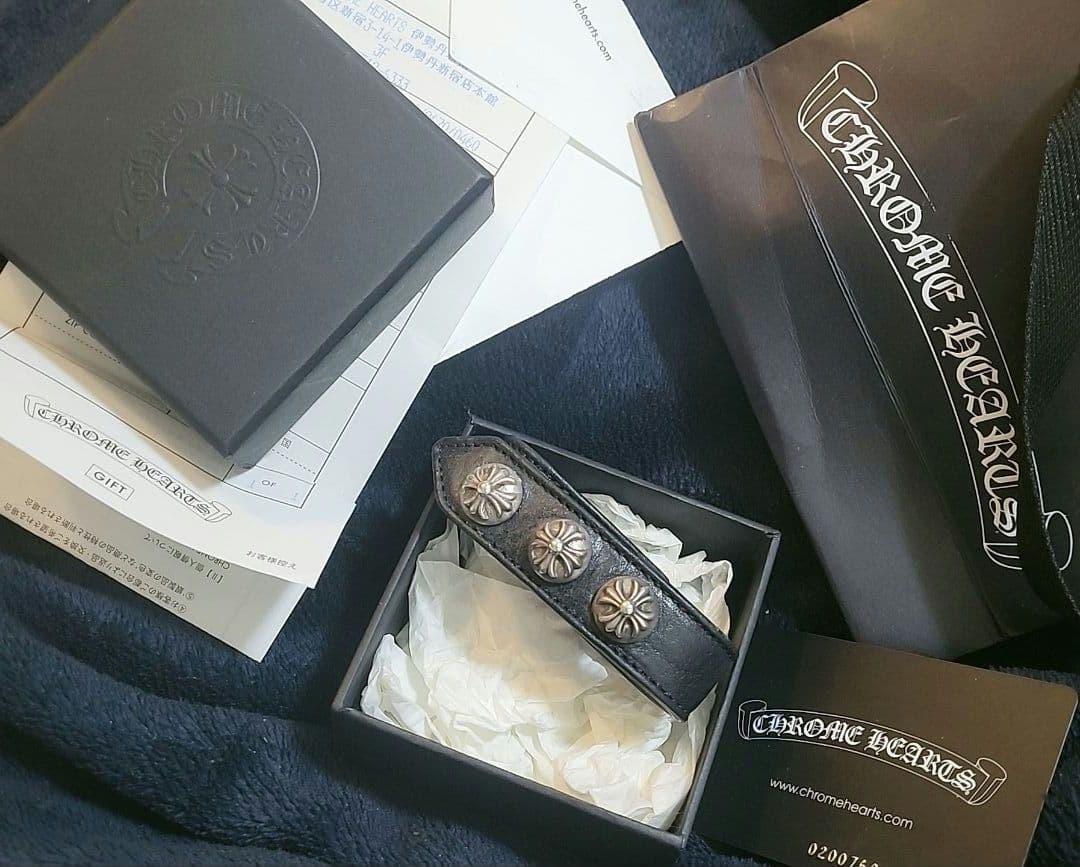 可立即购买 CHROME HEARTS 黑色三粒纽扣皮革手链