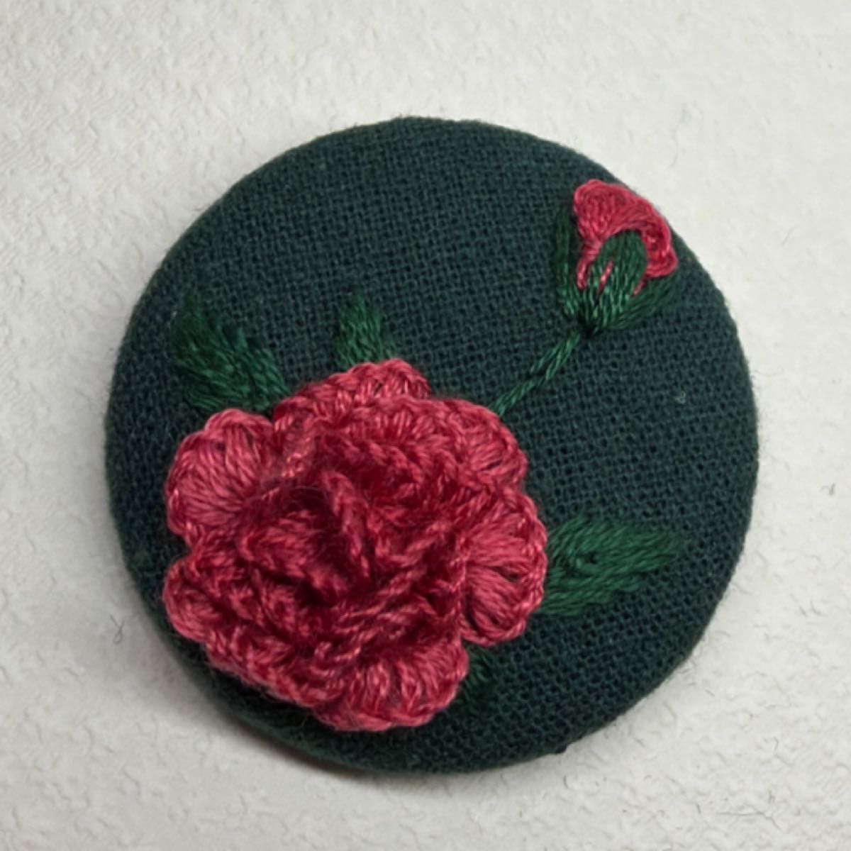 刺繍ブローチ289 オリジナル ハンドメイド 手刺繍 くるみボタン 立体刺繍 薔薇 濃いピンク×グリーン