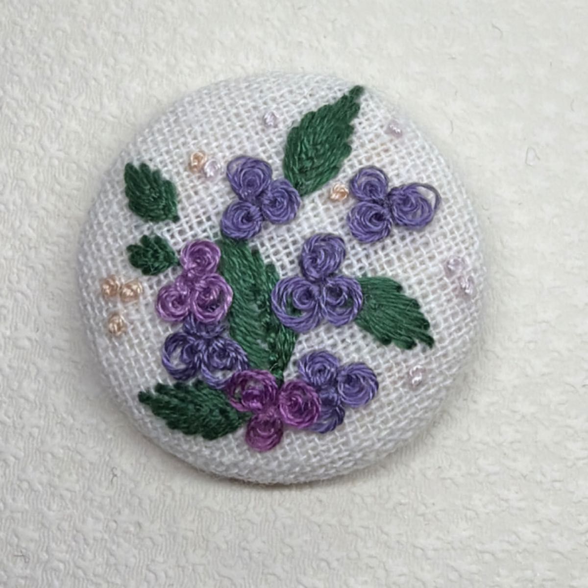 刺繍ブローチ287 オリジナルハンドメイド 手刺繍 くるみボタン ブローチ 紫の花