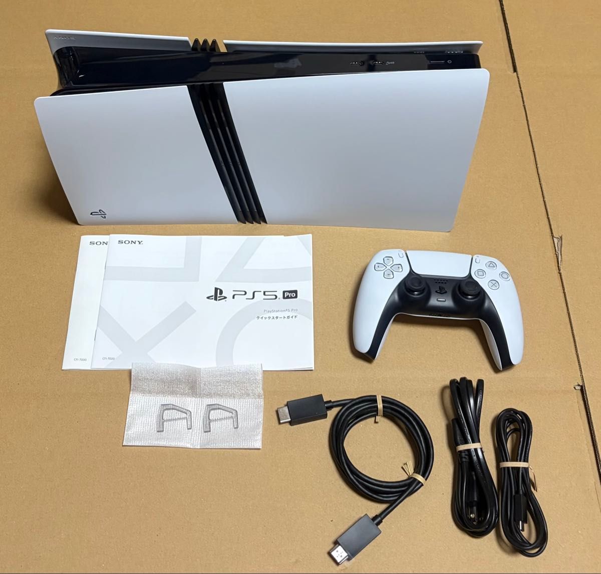 PlayStation 5 Pro 主机 CFI-7000B01 PS5 Pro 配件如图所示