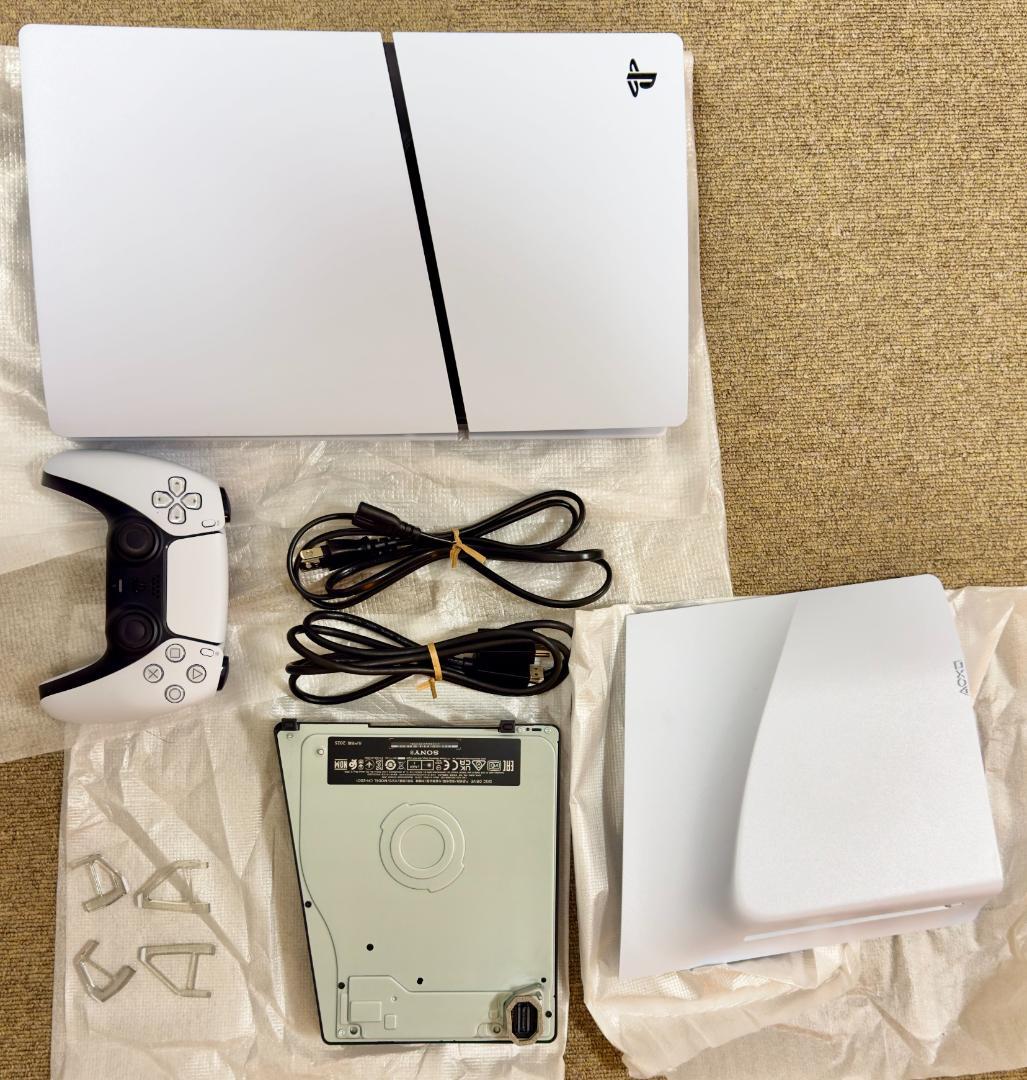 PS5数字版有带纯正磁盘驱动器的箱子