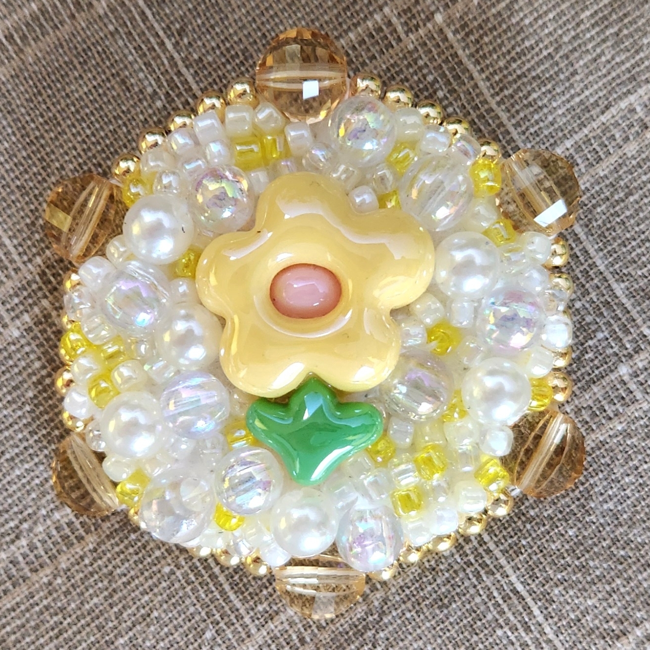 花珠胸针黄色