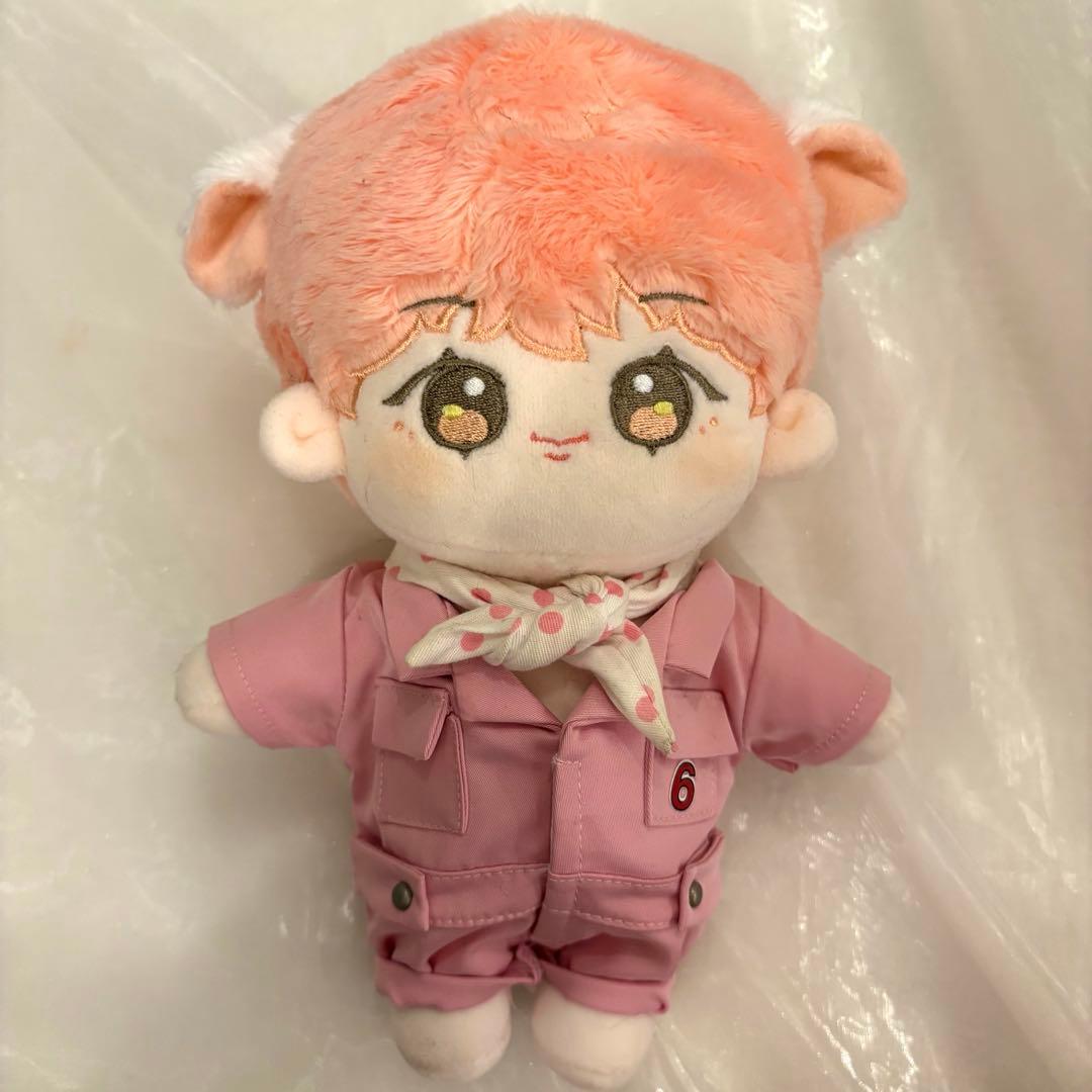 BTS金大师毛绒玩具20cm带西服