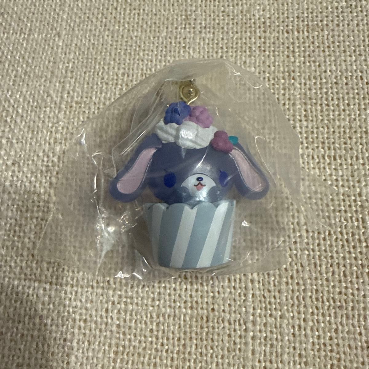 三丽鸥 Sugarbunnies 杯形蛋糕挂件 蓝莓兔 吉祥物