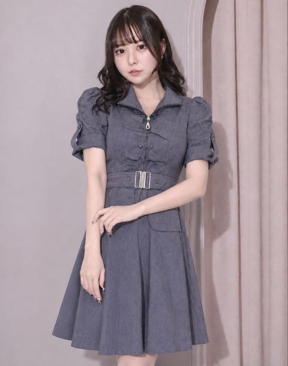 灰色泡泡袖牛仔连衣裙，配腰带