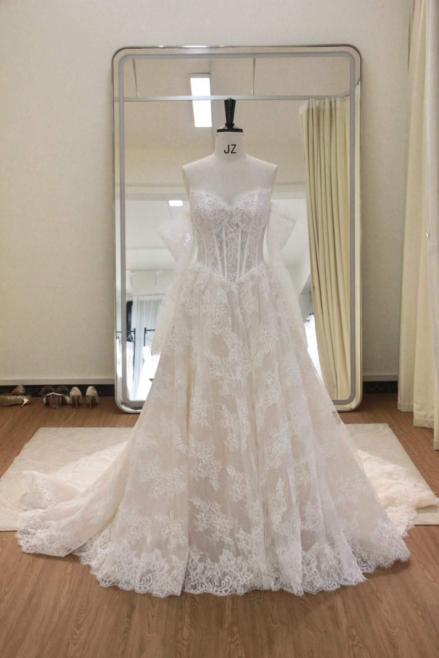 婚纱奢侈的总花边长筒双肩礼服优雅的剪影婚礼