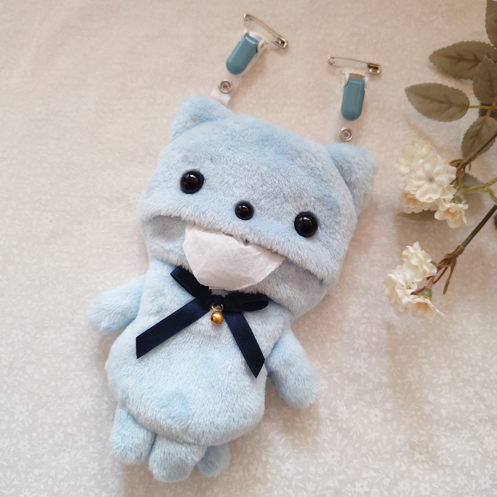 从嘴里拿出纸巾的动物移动口袋 * 淡蓝色猫