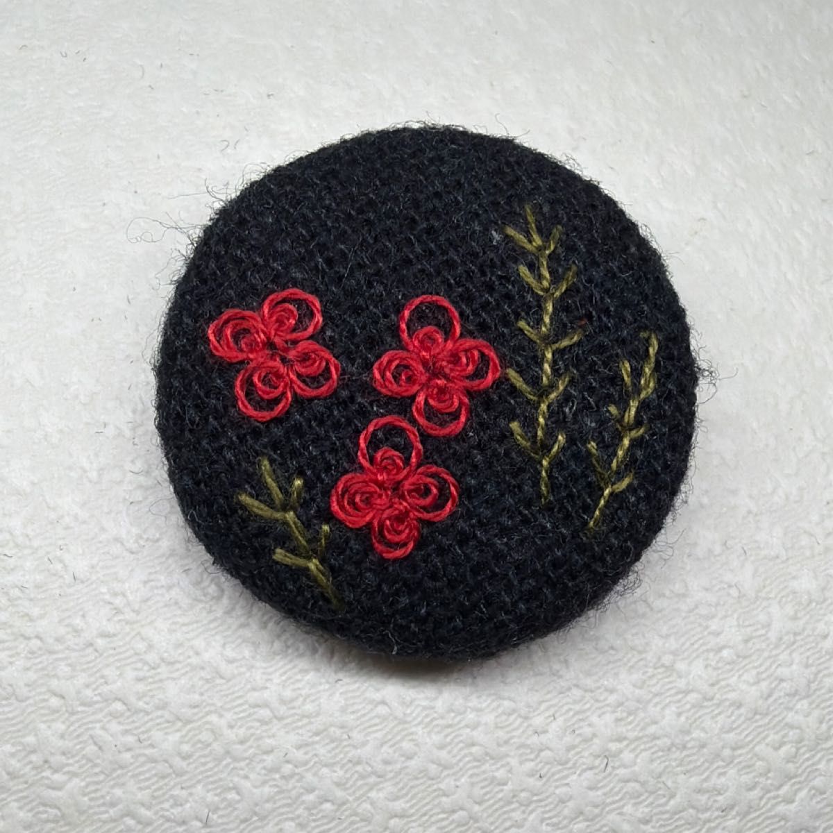 刺繍ブローチミニ オリジナル ハンドメイド くるみボタン