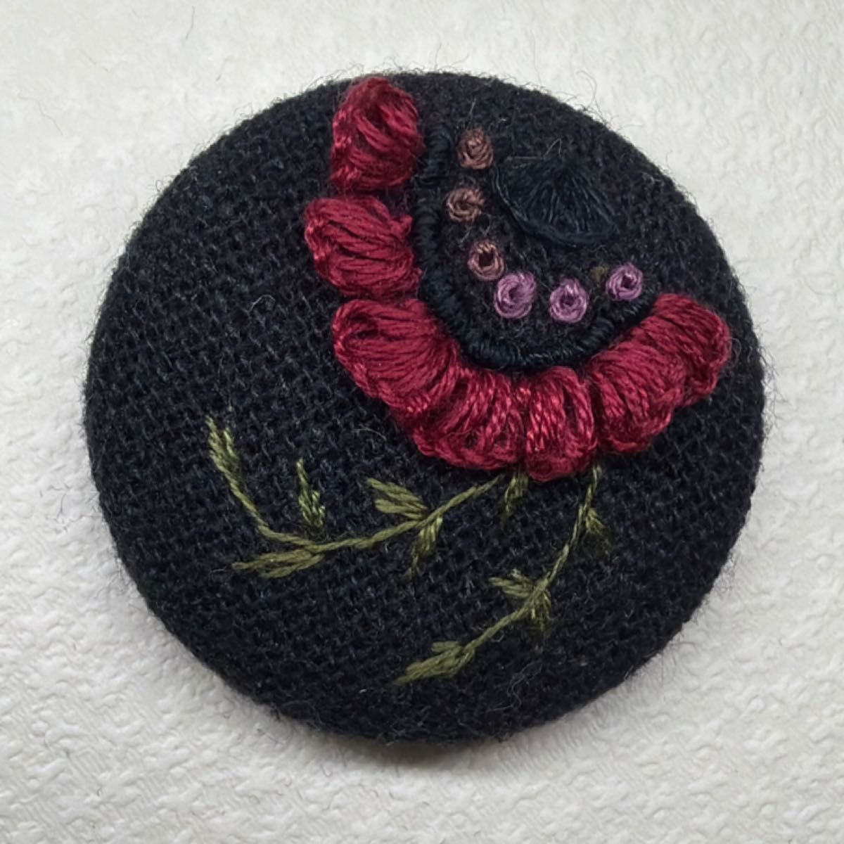 刺繍ブローチ274 オリジナル ハンドメイド 手刺繍 くるみボタン 立体刺繍 バッグや帽子にも