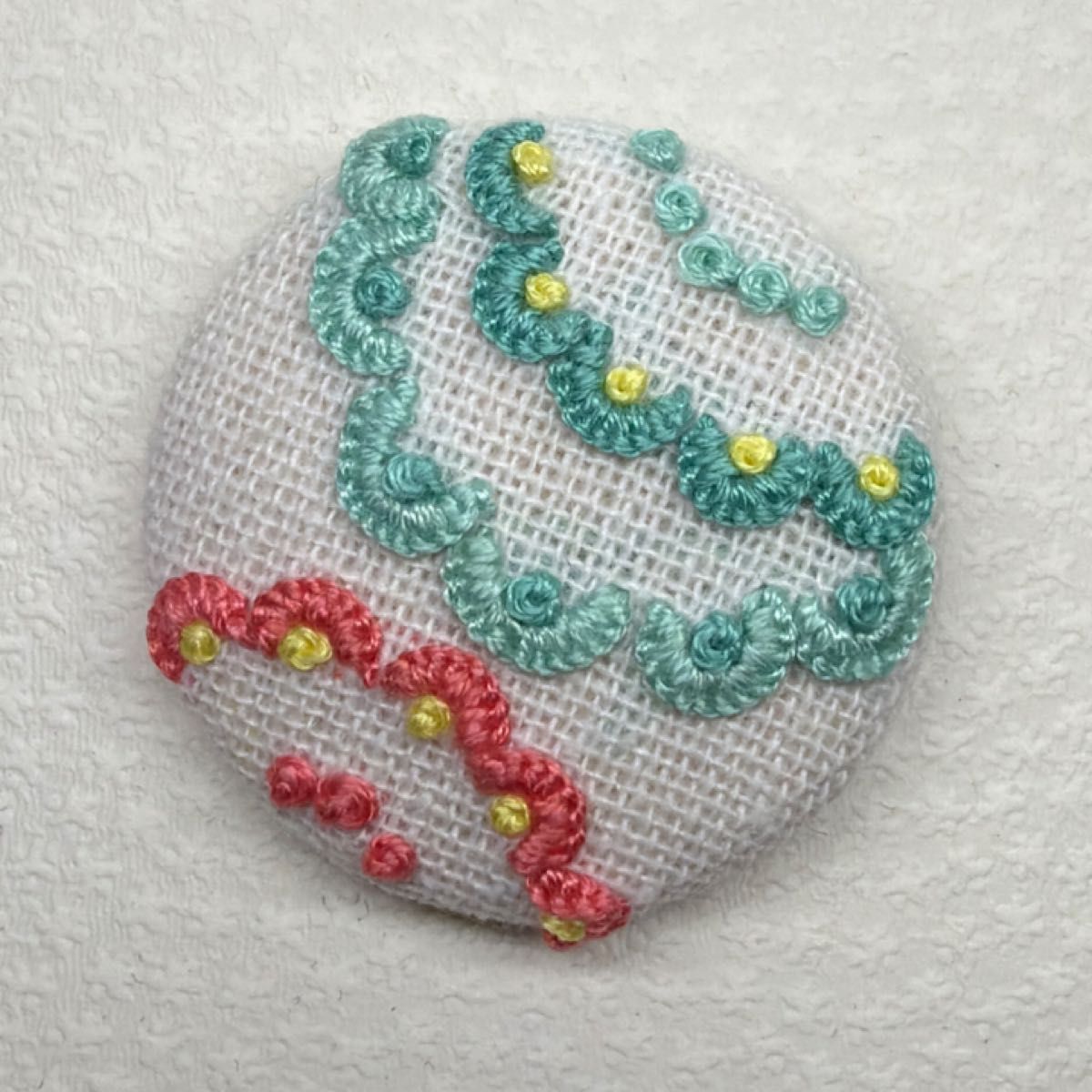 刺繍ブローチ276 オリジナル ハンドメイド 手刺繍 くるみボタン パステル調