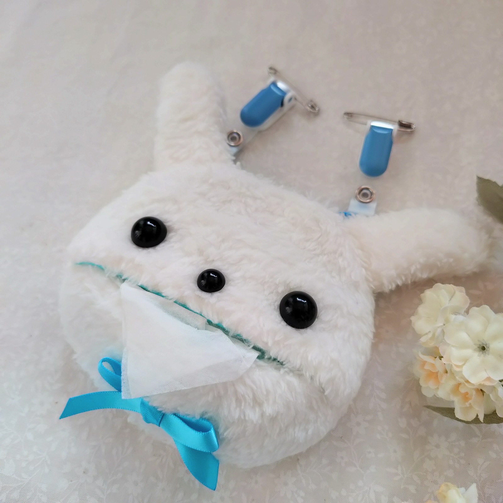 从嘴里拿出纸巾的动物移动口袋 * 白兔