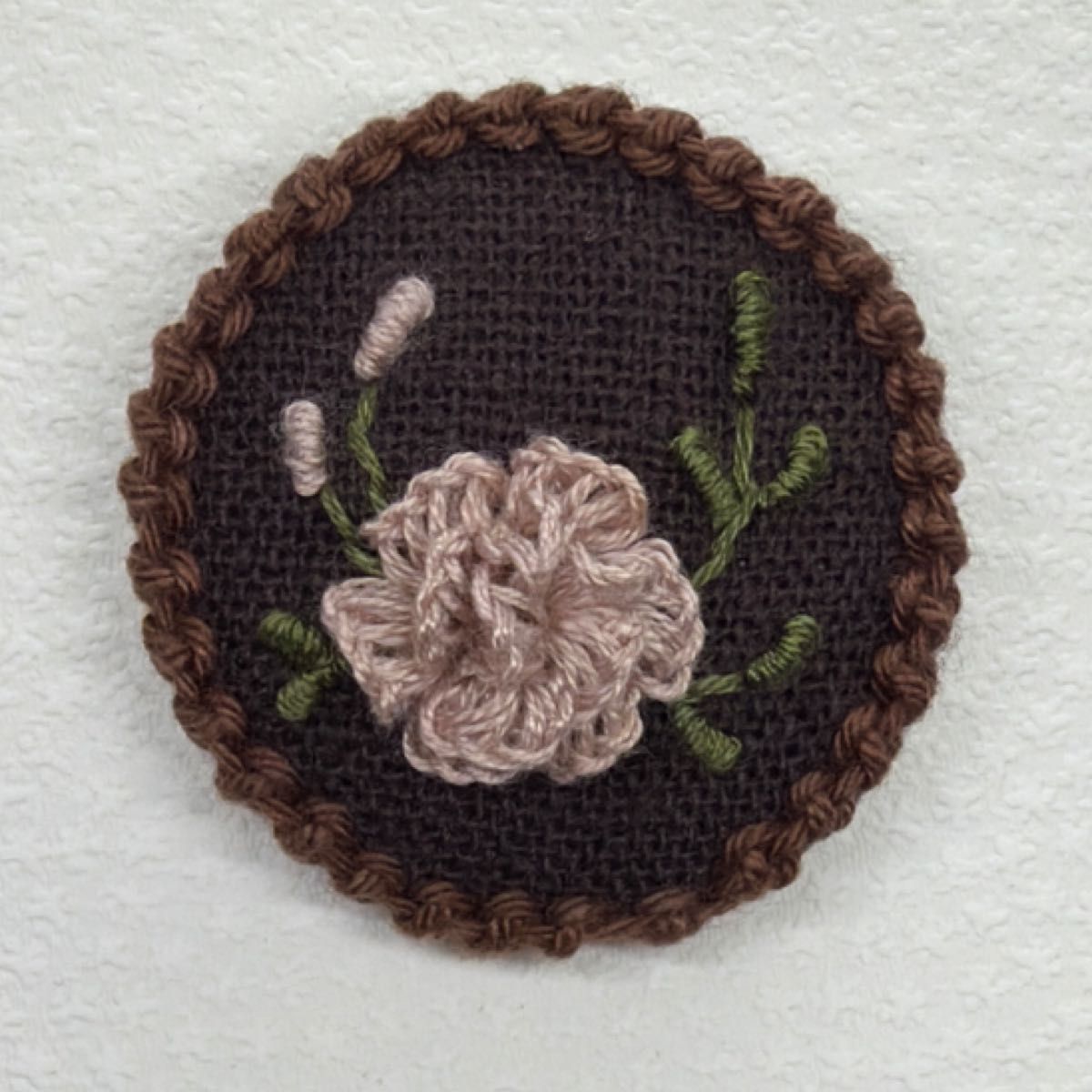 刺繍ブローチ279 オリジナル ハンドメイド 立体刺繍 縁取り有り 手刺繍 くるみボタン くすみピンクもこもこお花