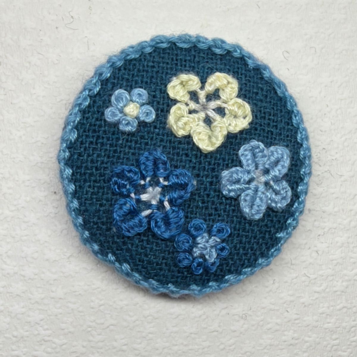 刺繍ブローチ258 ハンドメイド 手刺繍 くるみボタン オリジナル 立体刺繍