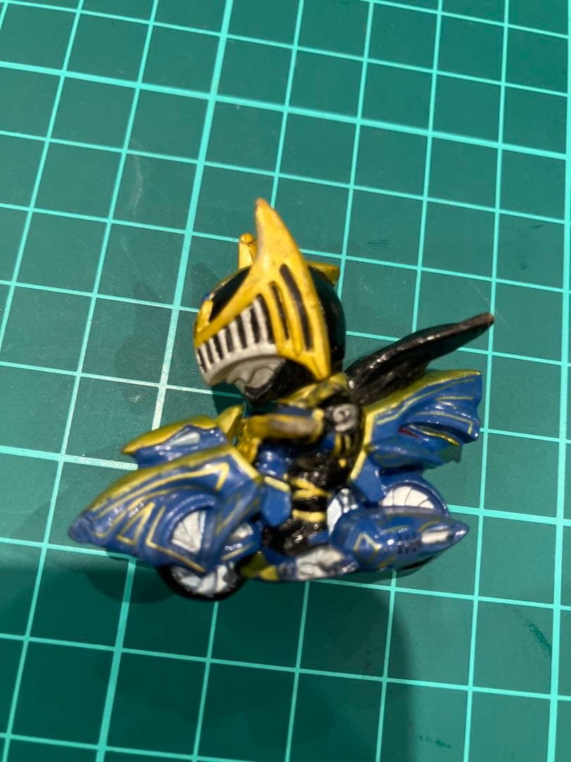 [Gashapon] Kamen Rider Knight Survive Dark Rider Figure