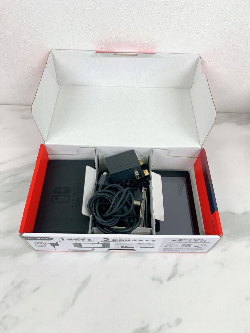 任天堂Switch游戏机主机,附带控制器及周边设备