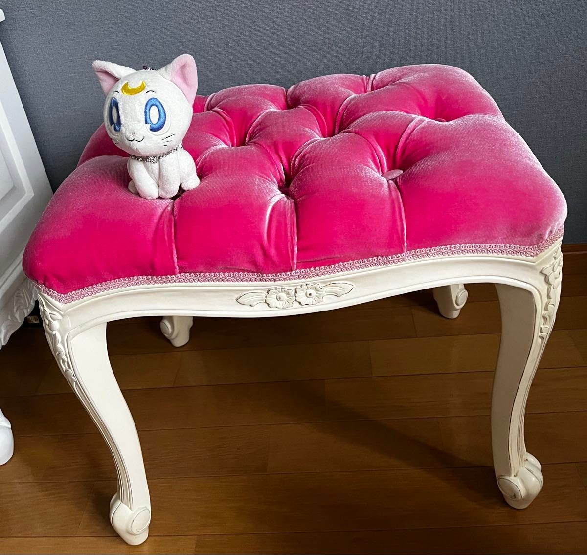 Rococo-style cat-foot stool, pink, velvet finish, antique look