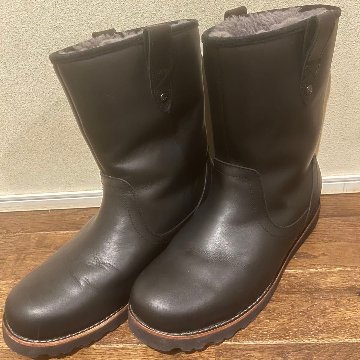 UGG 阿格·斯通曼 防水 羊皮 佩科斯靴 黑色