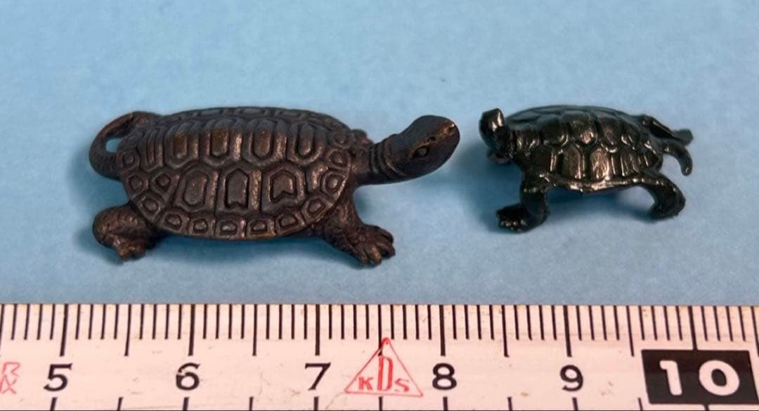 Miniature Turtle Figurine Set of 2 with Water Stone, Wild Grasses, and Antimo Accessory, 3.5 cm Wide