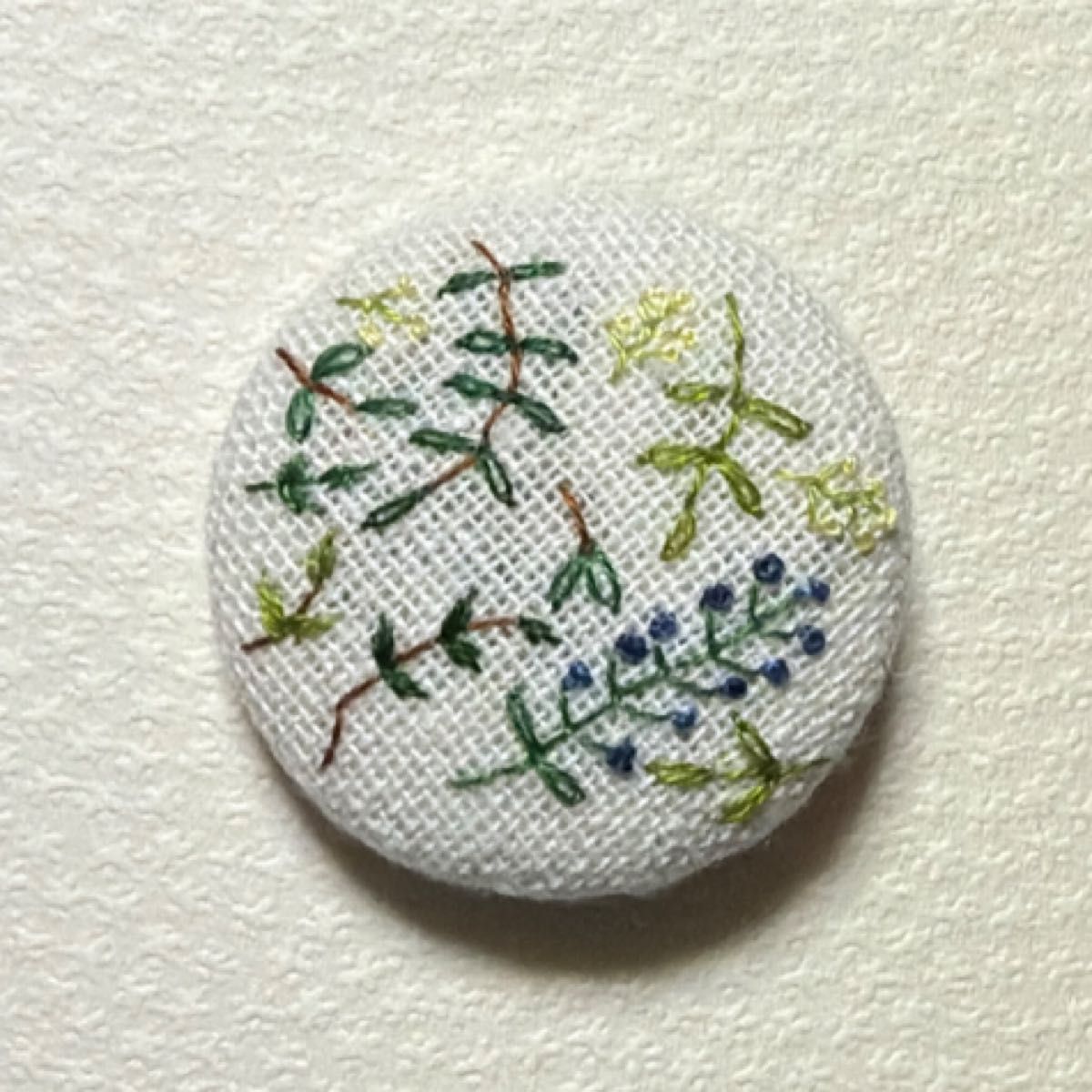 刺繍ブローチ270 ハンドメイド オリジナル 手刺繍 くるみボタン 手刺繍ブローチ