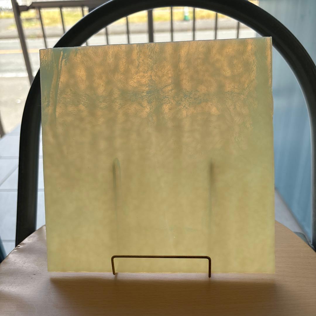 彩色玻璃 玻璃板 材料 边角料 奶油色 本色 蛇形纹