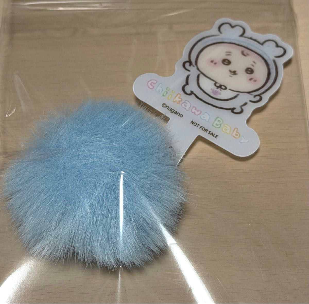 Chiikawa Baby Pompom Charm Phone Tab - Antique Bookstore Crab