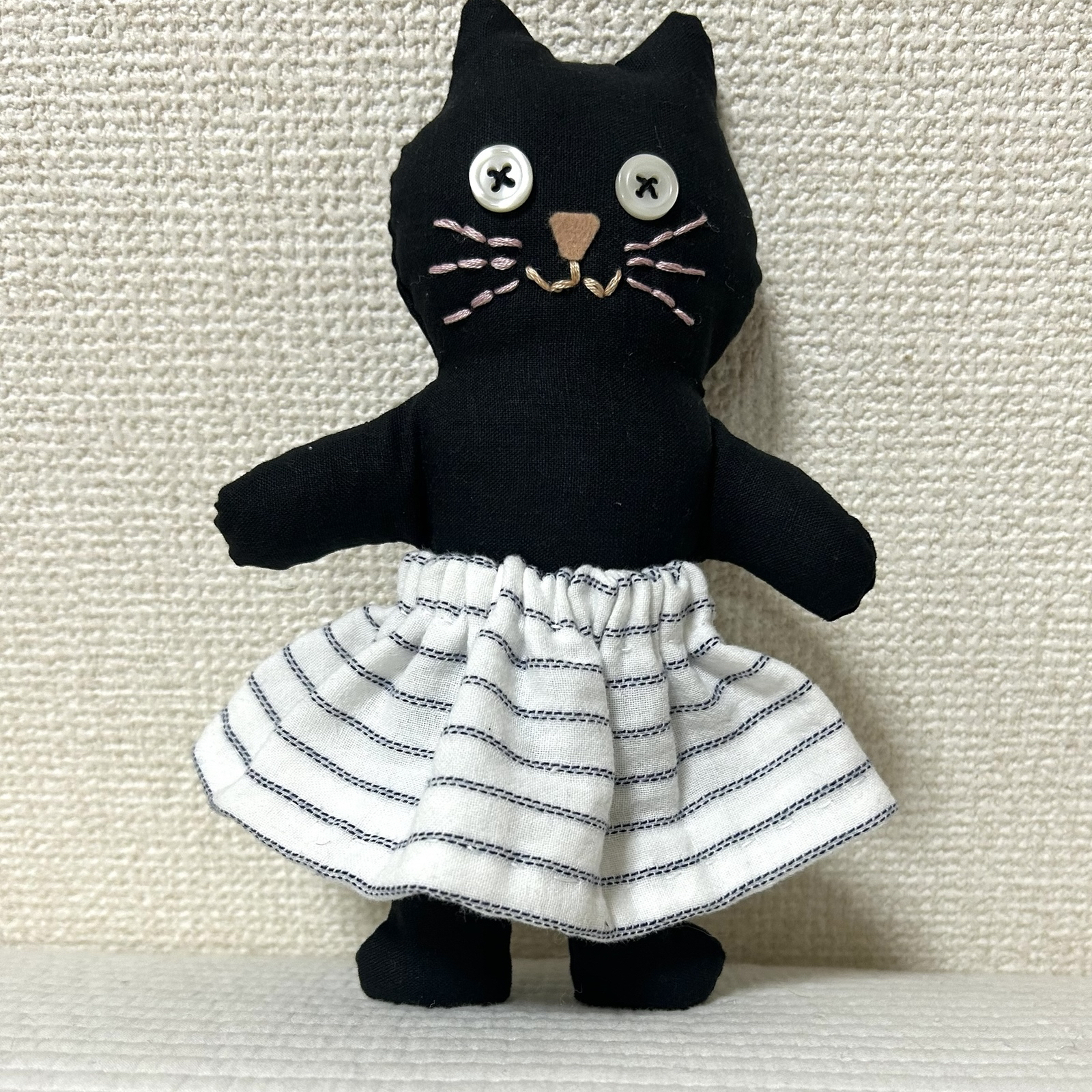 穿着裙子的迷你小黑猫( 19cm )