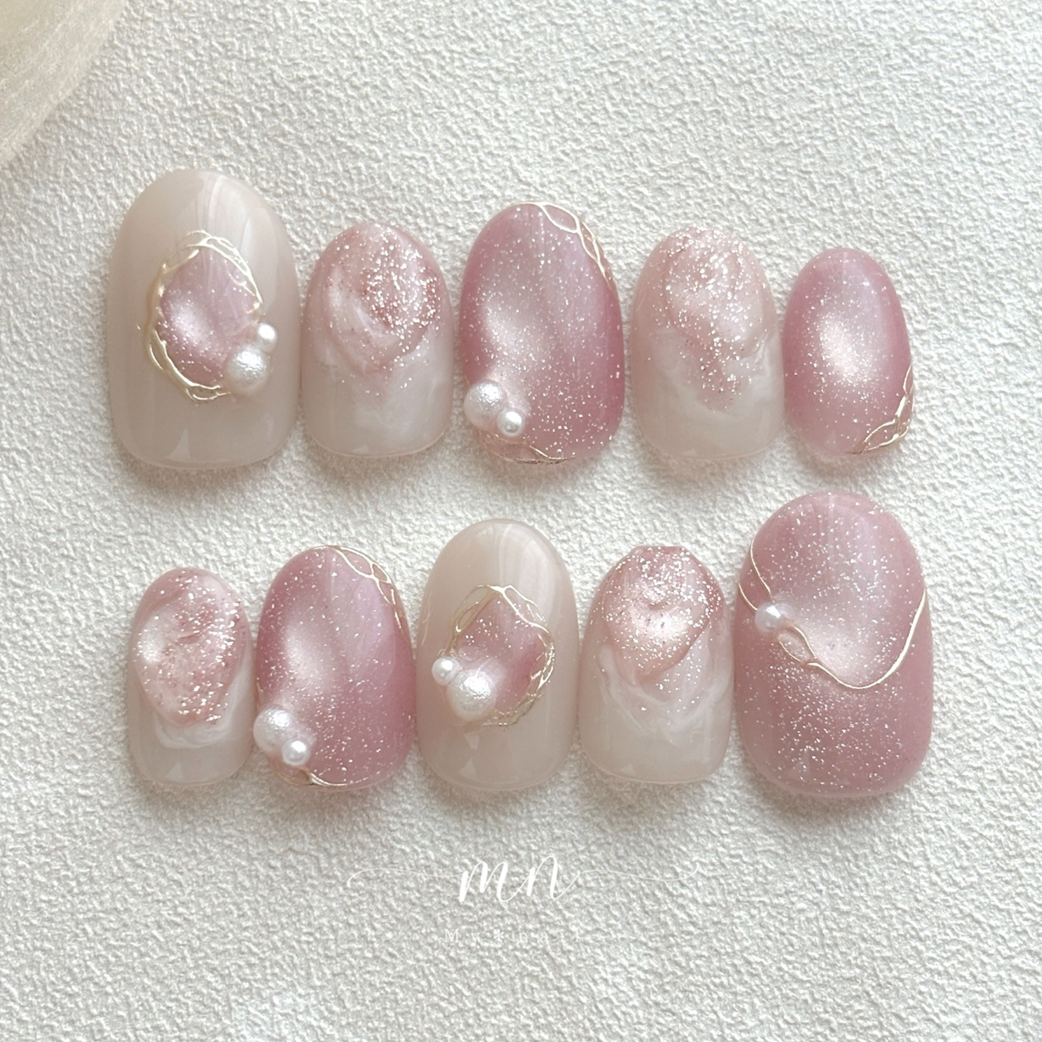 New🫧 Nail Tips | Glistening Pink Magnet × White Nuance Nails | Bridal Nails, Pre-Wedding Shoots, Outings, and Social Media Posts | Pearl & Gold | Adult-Cute, Elegant, and Glamorous⟡